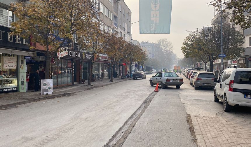 İnegöl'ün en işlek caddesi trafiğe kapatıldı
