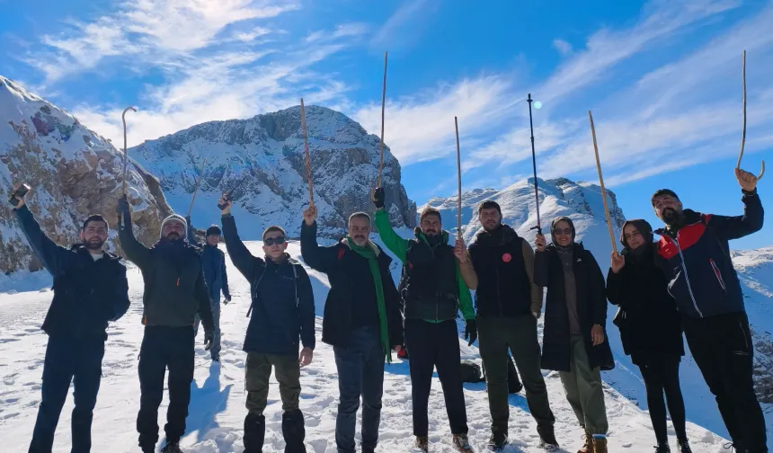 Batman'da Harrut Yaylası'na karlı yolda 4 saatlik tırmanış