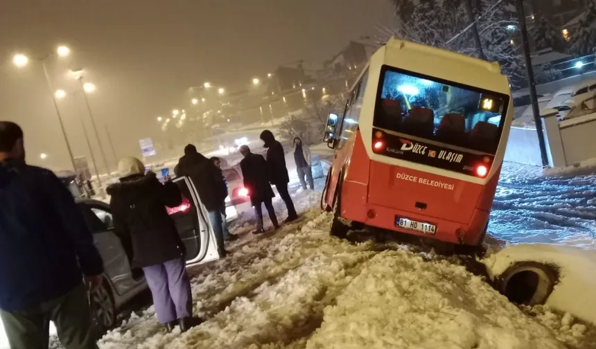 Düzce'de halk otobüsü şarampole devrildi!