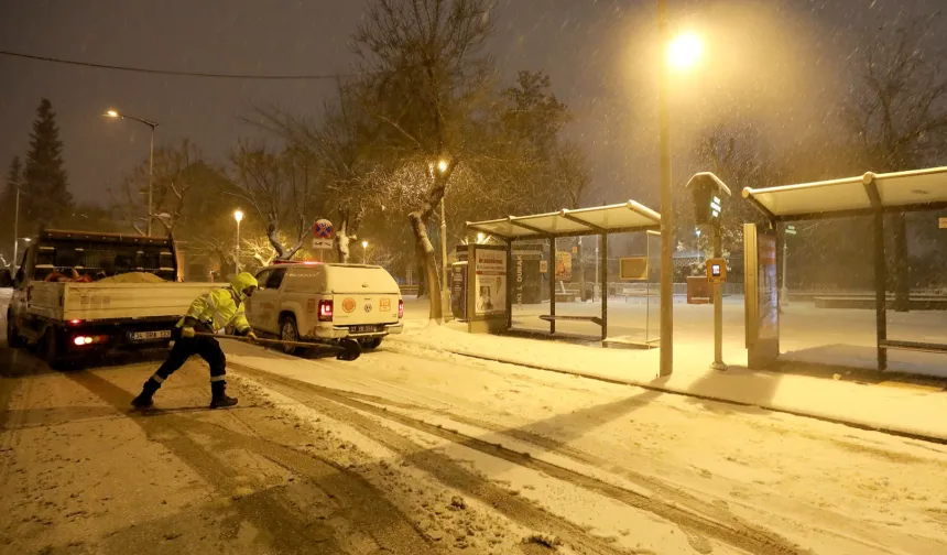 Gaziantep'te ulaşım için karla mücadele çalışmaları aralıksız sürüyor