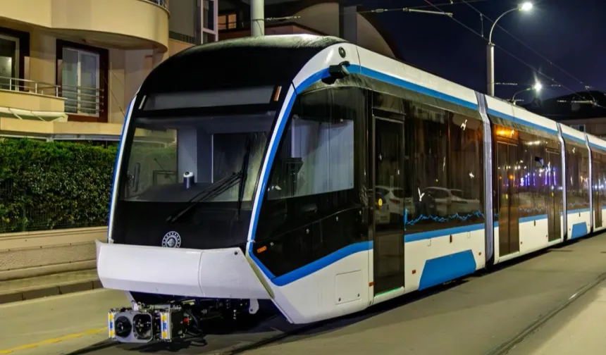 Kocaeli'de raylı sistem güçleniyor... 5 tramvayın ilki raya indi