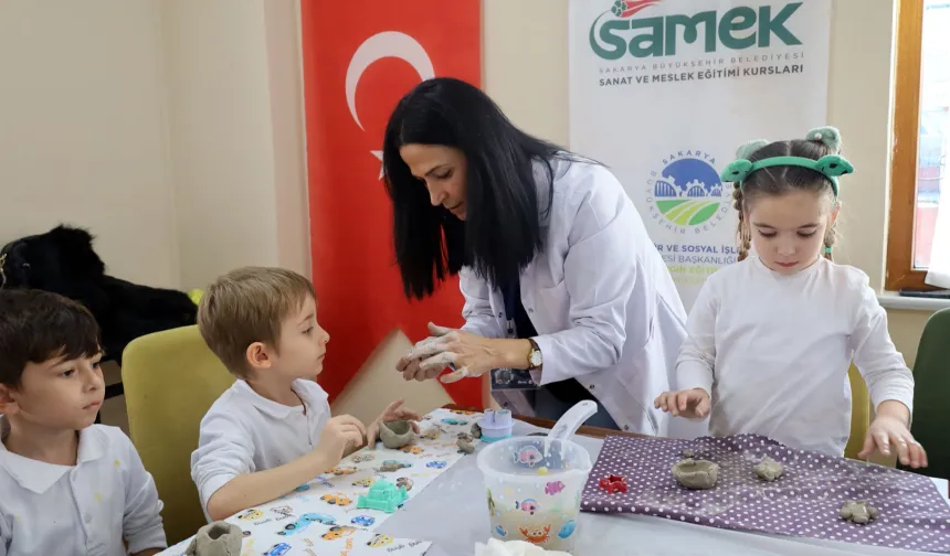 Sakarya'da minikler seramikle, gençler tezhiple tanıştı