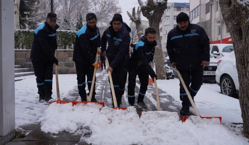 Ezurum Yakutiye'de kar alarmı