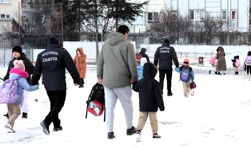 Ankara Keçiören'de karla mücadele ekipleri okulları güvende tutuyor