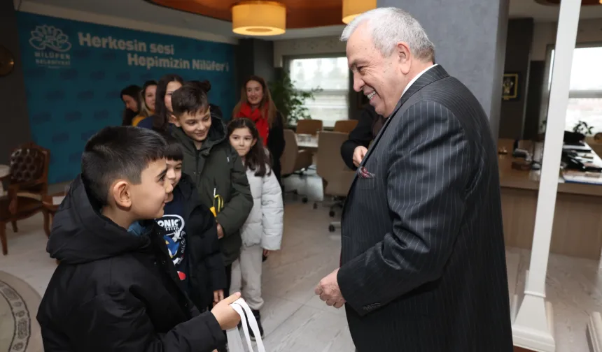 Bursa Nilüfer'de Badırgalı çocuklar el emeklerini Başkan Özdemir'e hediye etti