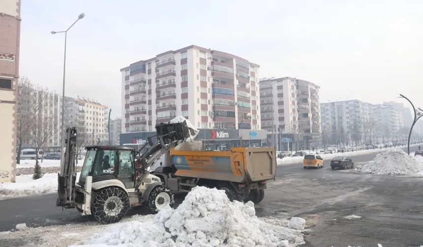 Diyarbakır'da kritik kavşaklarda kar temizliği