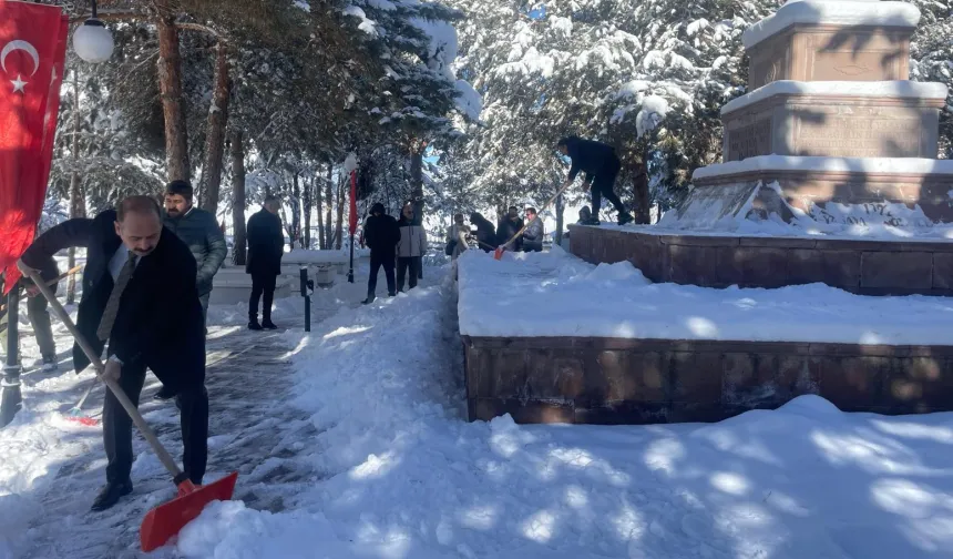 Erzurum'da şehitlikte duyarlılık örneği... Kürekleri alıp kar temizlediler