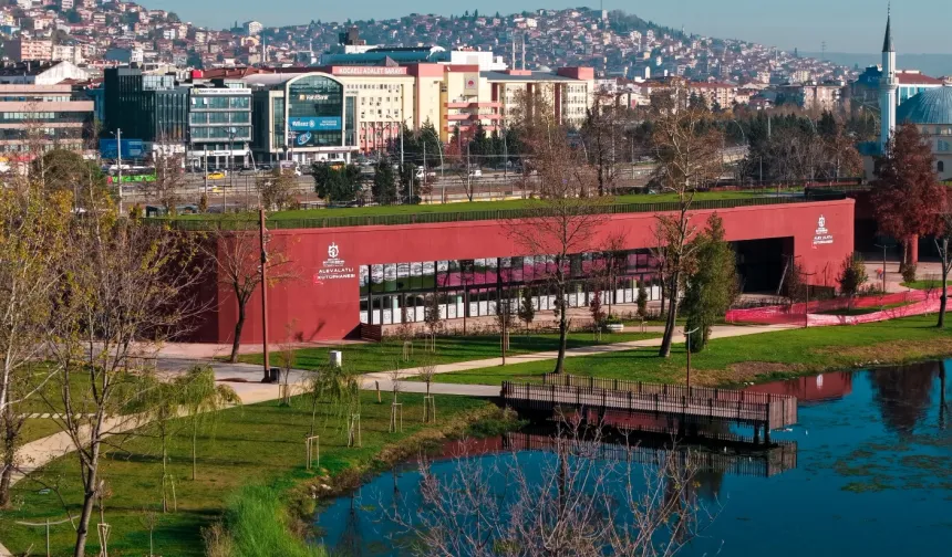 Kocaeli'de göl manzarasında ders ve okuma keyfi