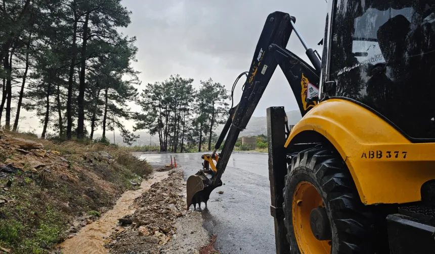 Kuvvetli yağış ve fırtına Antalya'da hayatı olumsuz etkiledi