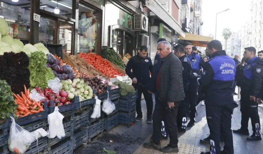 Zabıta kaldırım işgalini affetmedi