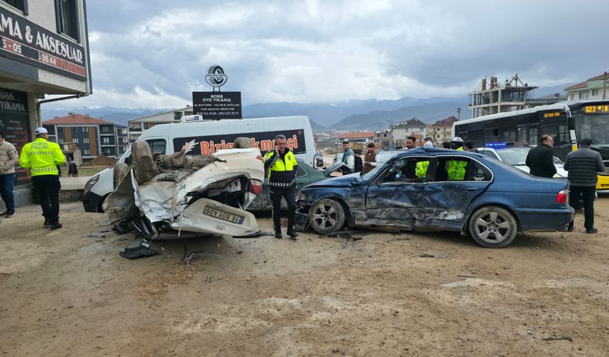 İnegöl'de otomobil takla attı 7 yaralı