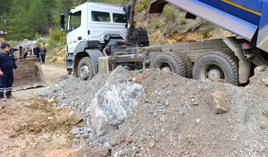 Alanya'da heyelan ve göçük sonrası Büyükşehir'den yoğun mesai