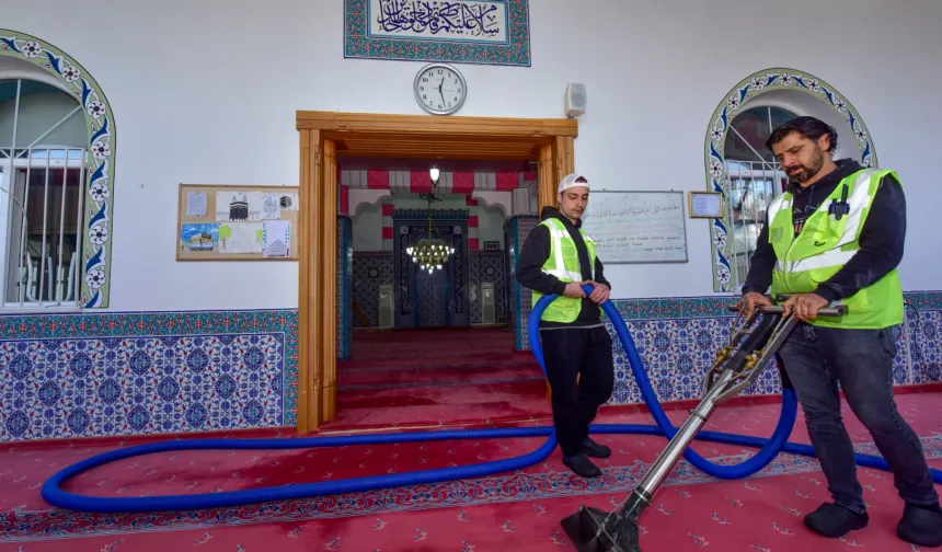 Bursa camilerinde Ramazan temizliği