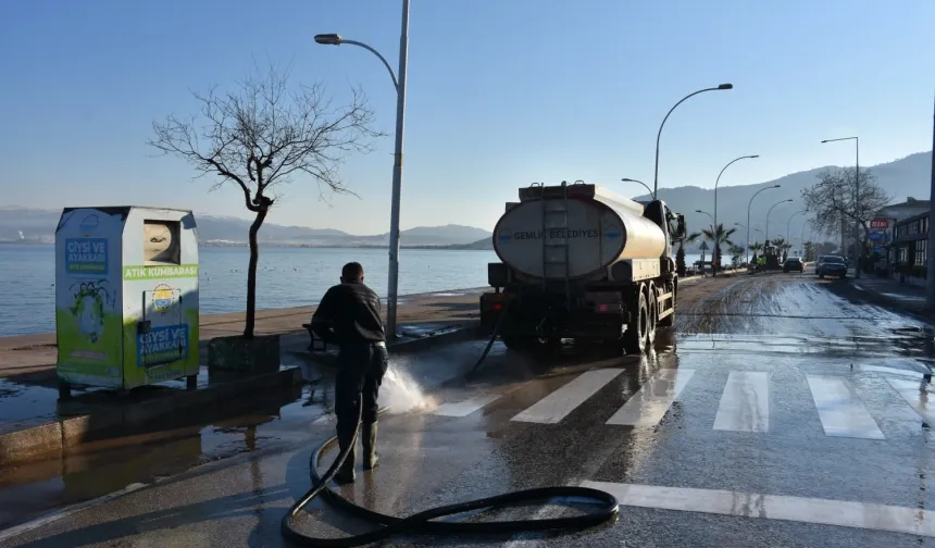 Bursa Gemlik'te Kurşunlu sahilinde fırtına sonrası temizlik