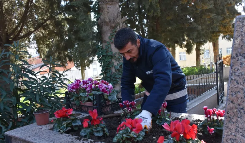 Bursa Gemlik'te şehitliklere titiz bakım