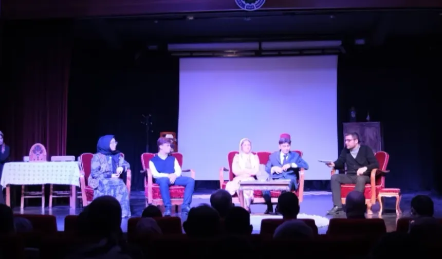 Bursa İnegöl'de 'Puşide-i Siyah' tiyatro sösterisi sahnelendi