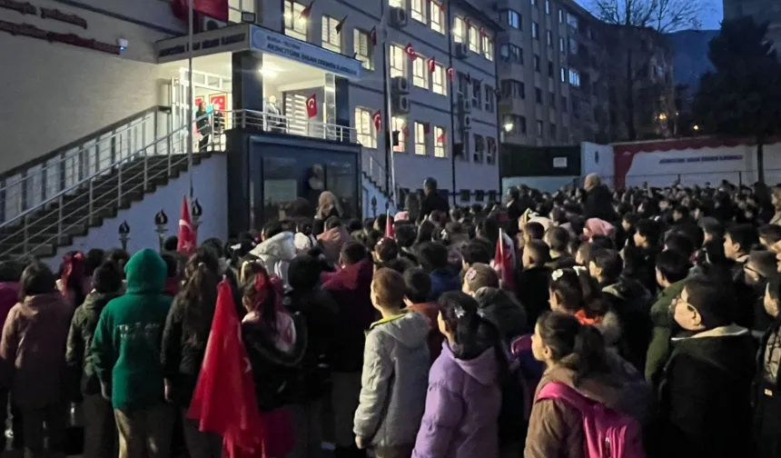 Bursa'da deprem şehitleri için saygı duruşu