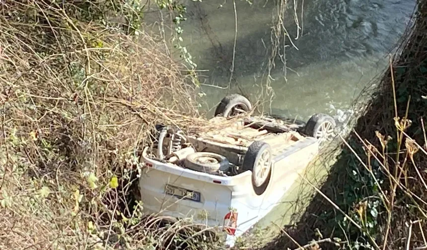 Düzce Akçakoca'da otomobil dere yatağına yuvarlandı