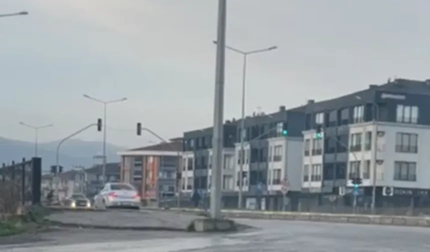 Düzce'de aynı kavşakta 3 dakikada 4 ters yön ihlali kamerada