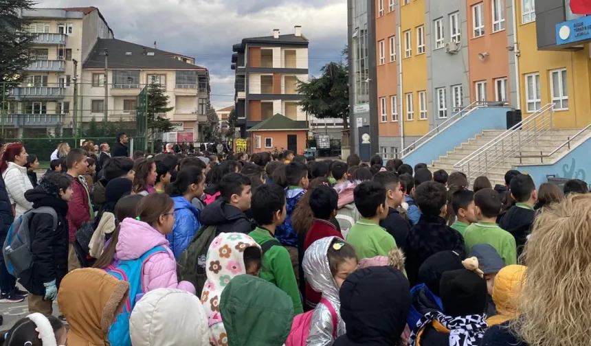 Düzce'de okullarda ilk derste saygı duruşu