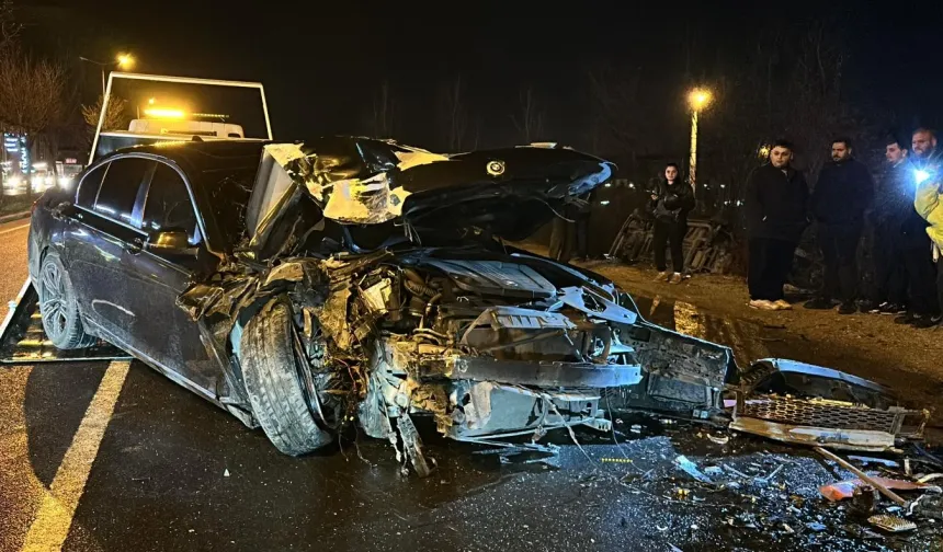 Düzce'de otomobil otobüse çarptı: 5 yaralı