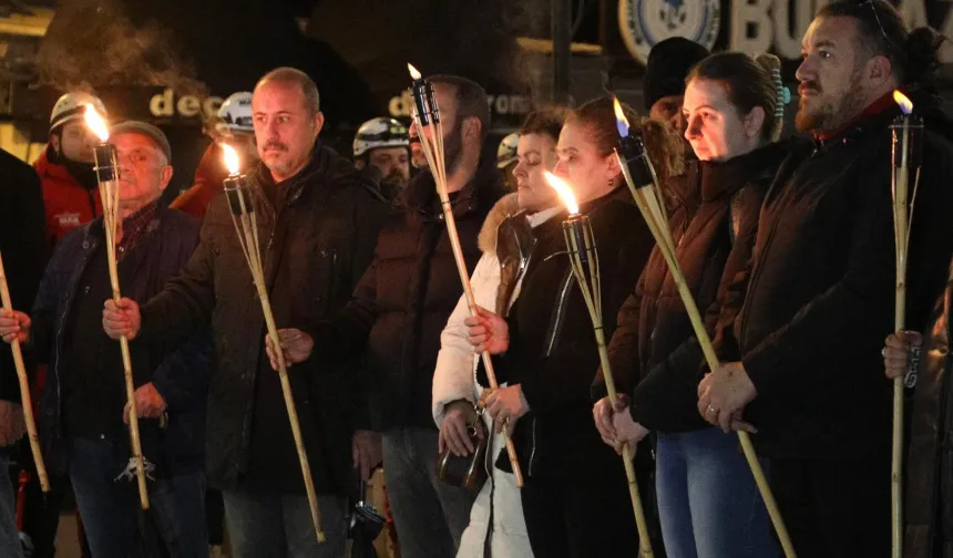 Mudanya'da 6 Şubat'a meşalelerle sessiz saygı