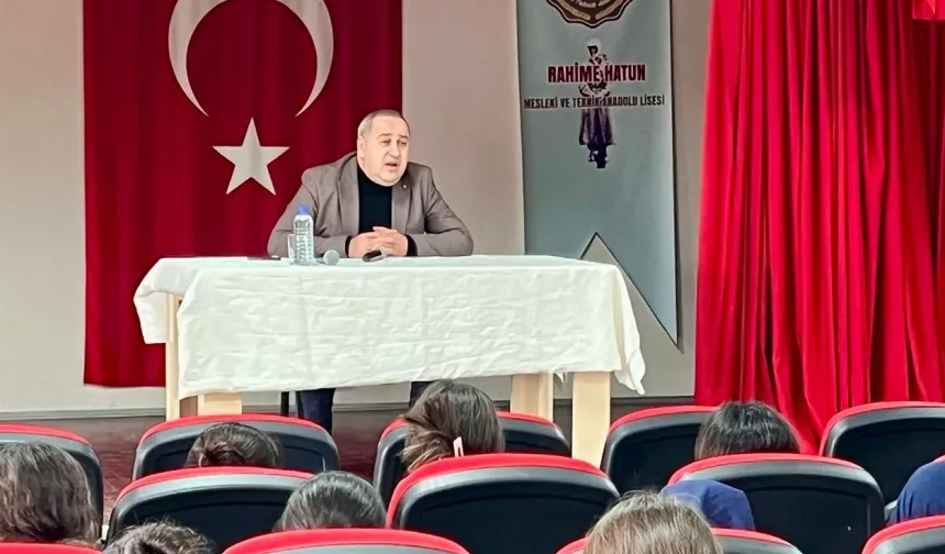 Osmaniye'de gençlere medya uyarısı: Her gördüğünüz bilgiye inanmayın