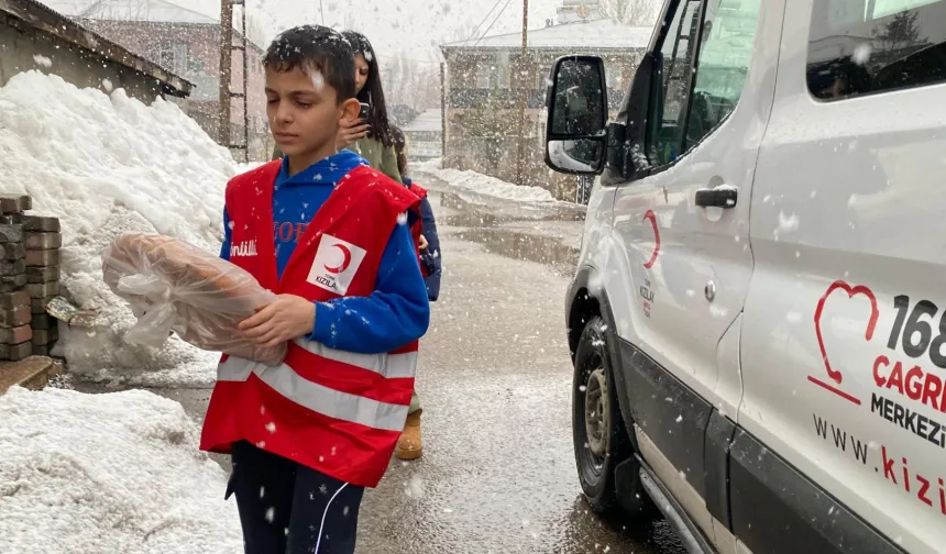 Ağrı'da Kızılay'dan gönülleri ısıtan pide dağıtımı