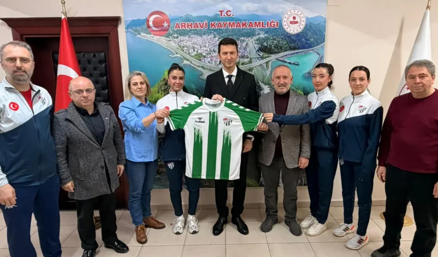 Artvinspor Kadın Voleybol Takımı'ndan Arhavi Kaymakamı Çimşir'e ziyaret