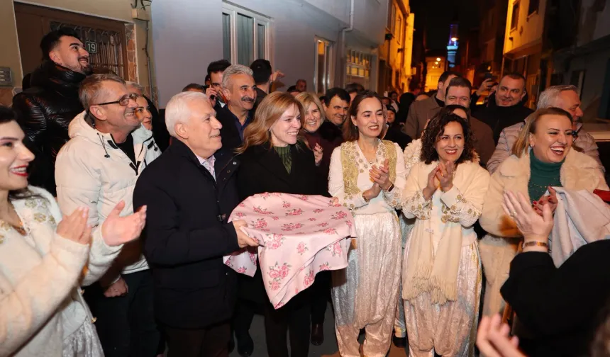 Bursa'da Başkan Bozbey sahurda Arnavut böreği ve tatlı topladı