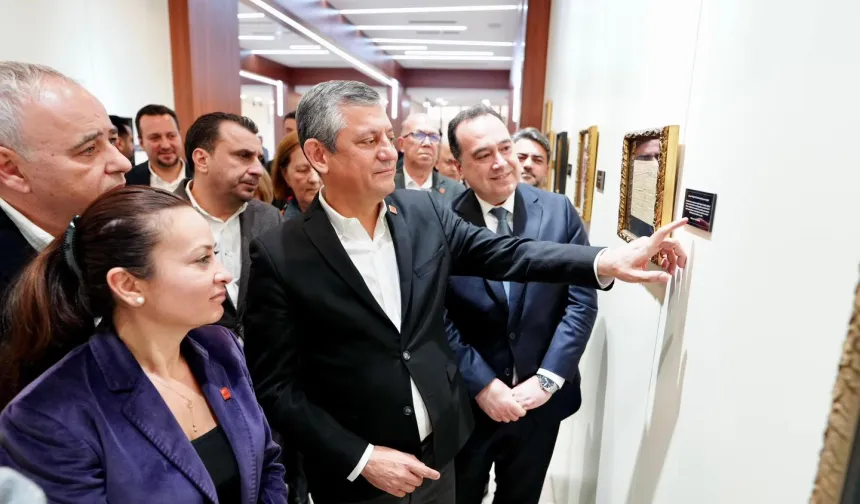 CHP lideri Özel 'Sarışın Bir Kurt' sergisini gezdi
