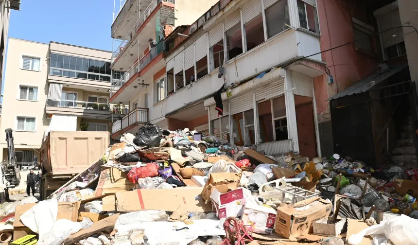 Karabağlar'da 'çöp ev'den 12 kamyon atık çıkarıldı