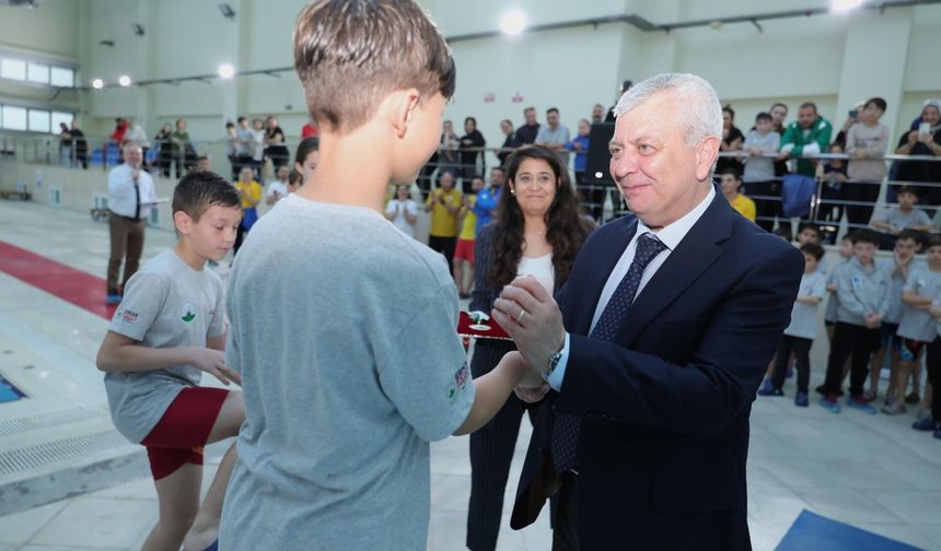 Bursa Osmangazi Yüzme Şenliği’nde Kazananlar Kupalarını Aldı