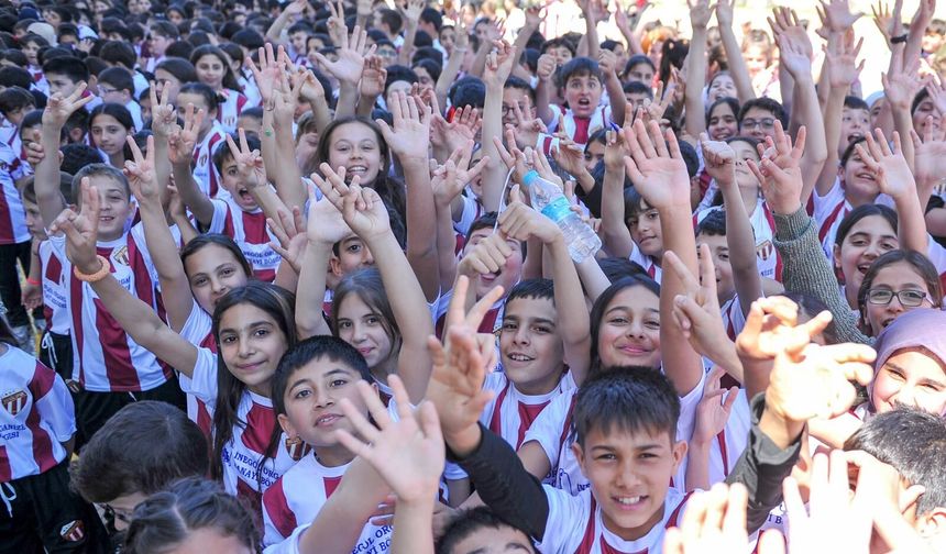 İnegöl OSB'den Öğrencilere İnegölspor Forması ve Eşofman Desteği