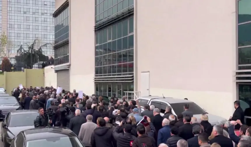 Bursa Büyükşehir'de seçim gerginliği! CHP'liler dışarı çıktı, gerginlik yola taştı!