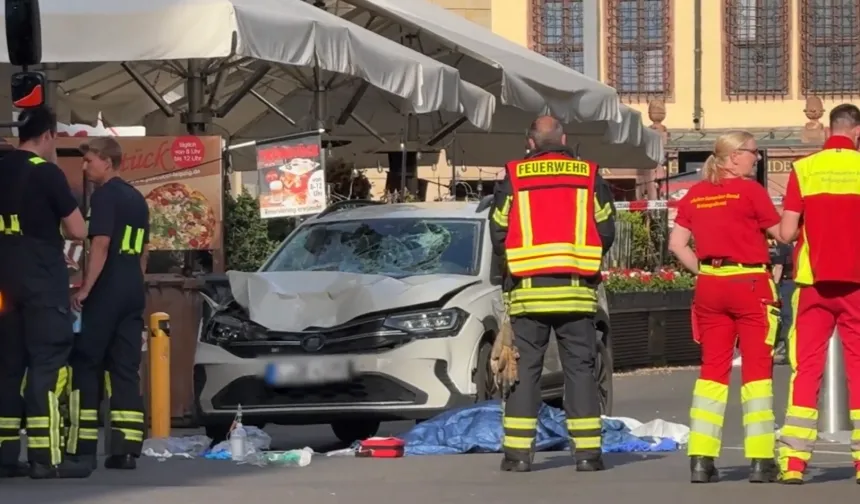 Almanya'da araç yayalara daldı! 2 ölü, çok sayıda yaralı var