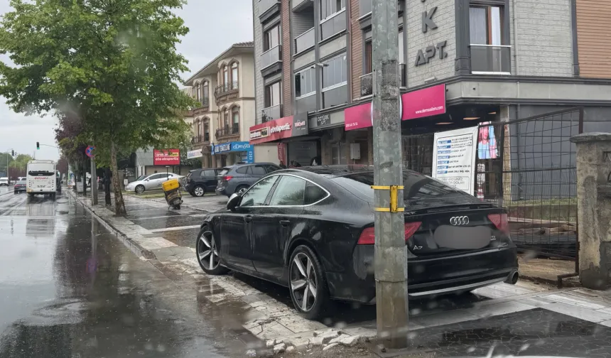 Düzce'de kaldırımlar araç işgali altında!