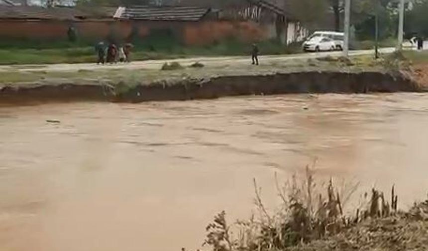 Sağanak yağmur sonrası inegöl'de dereler alarm verildi