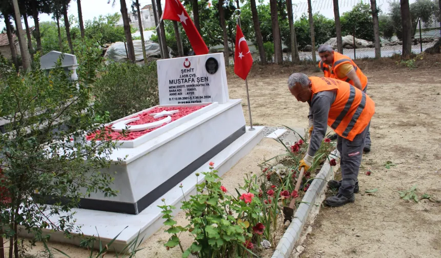 Mezarlıklarda bayram hazırlığı sürüyor