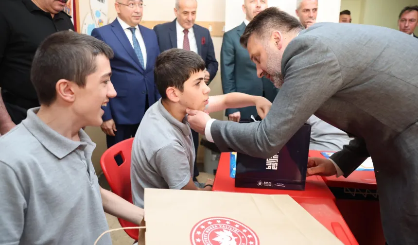 Bursa'da Başkan Vekili Biba öğrencilerin karne heyecanına ortak oldu