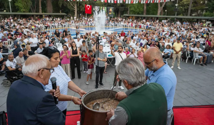 İzmir Bornova'da 3500 kişilik aşure sofrası kuruldu