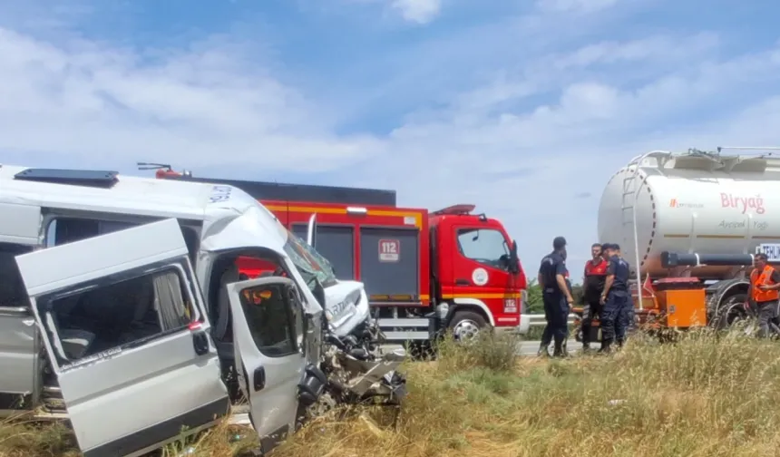 Keşan-Gelibolu yolunda kaza... Tıra çarpan minibüste 16 kişi yaralandı
