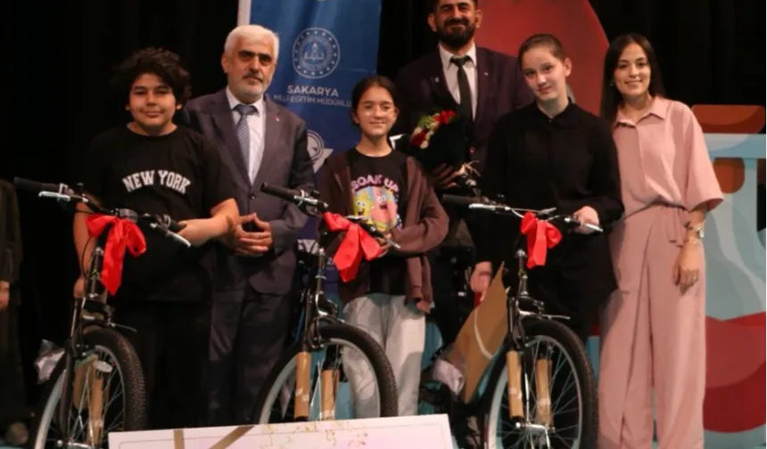 Sakarya'da bilim çocukları ödüllerine kavuştu