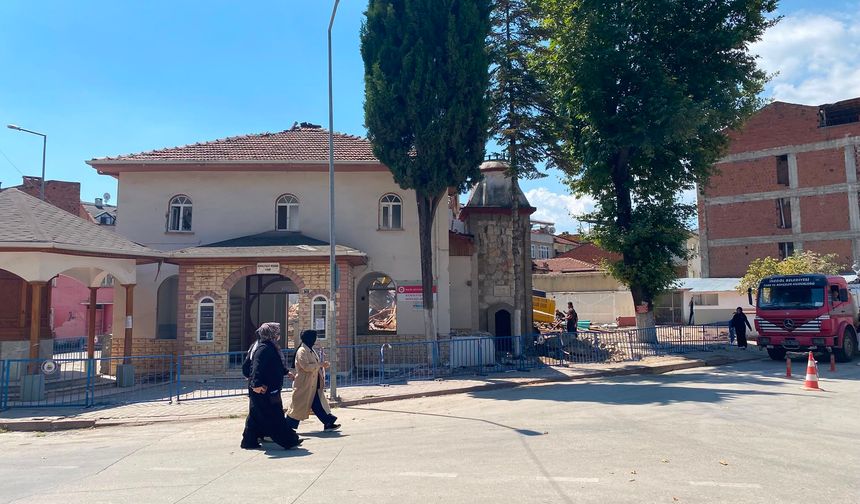 İnegöl’de Boşnak Camii’nin Yıkımına Başlandı