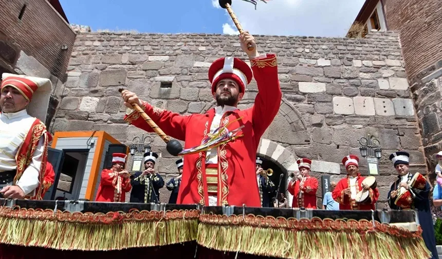 Mehteran Coşkusu yaz boyunca Ankara Kalesi ve Ulus Meydanı'nda