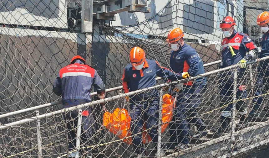Trabzon'da İHA saldırısı kurbanı denizci gemiden çıkarıldı