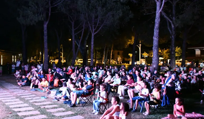 Bursa İznik'te yazlık sinema sezon finali yaptı