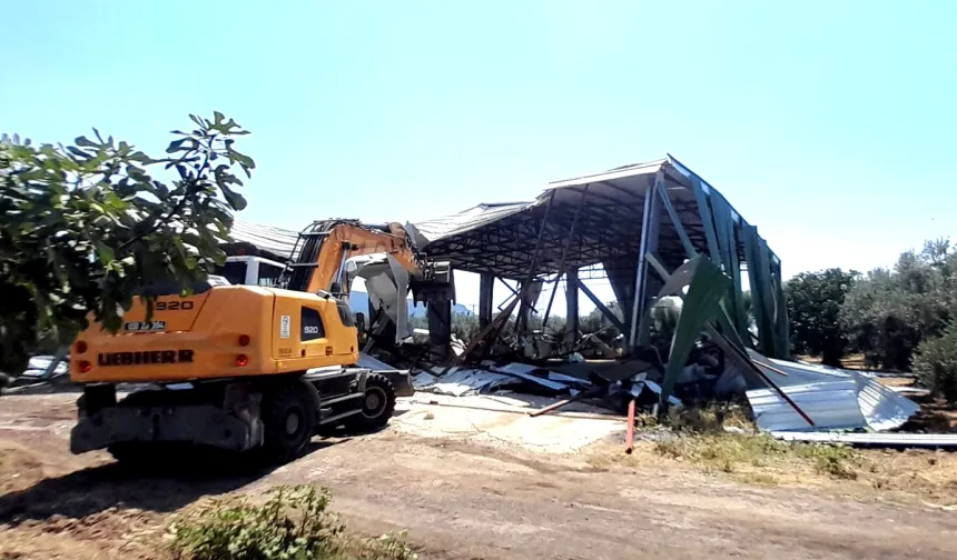 Bursa Osmangazi'de tarım alanına kaçak yapılan depo yıkıldı