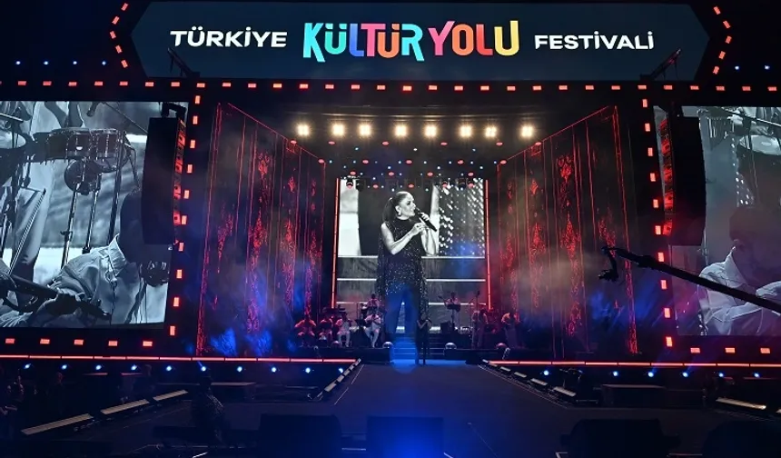 Merve Özbey Nevşehir'i salladı!