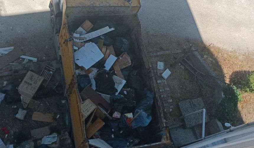 Balkan Mahallesi’nde evden 28 ton çöp çıkarıldı